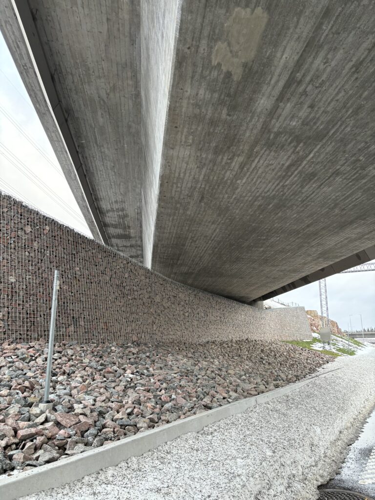 Bild av pågående arbete på E4 Förbifarten Stockholm med fokus på betongkonstruktioner.