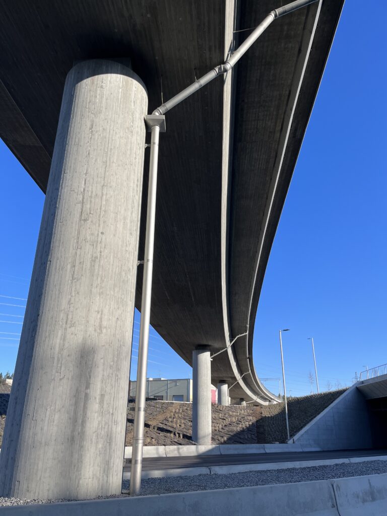 En bild som visar en bro och bropelare i betong.